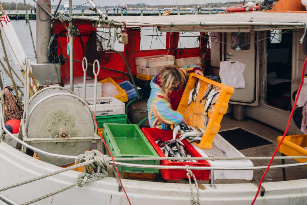 Eine Fischerin im Hafen von Travemünde