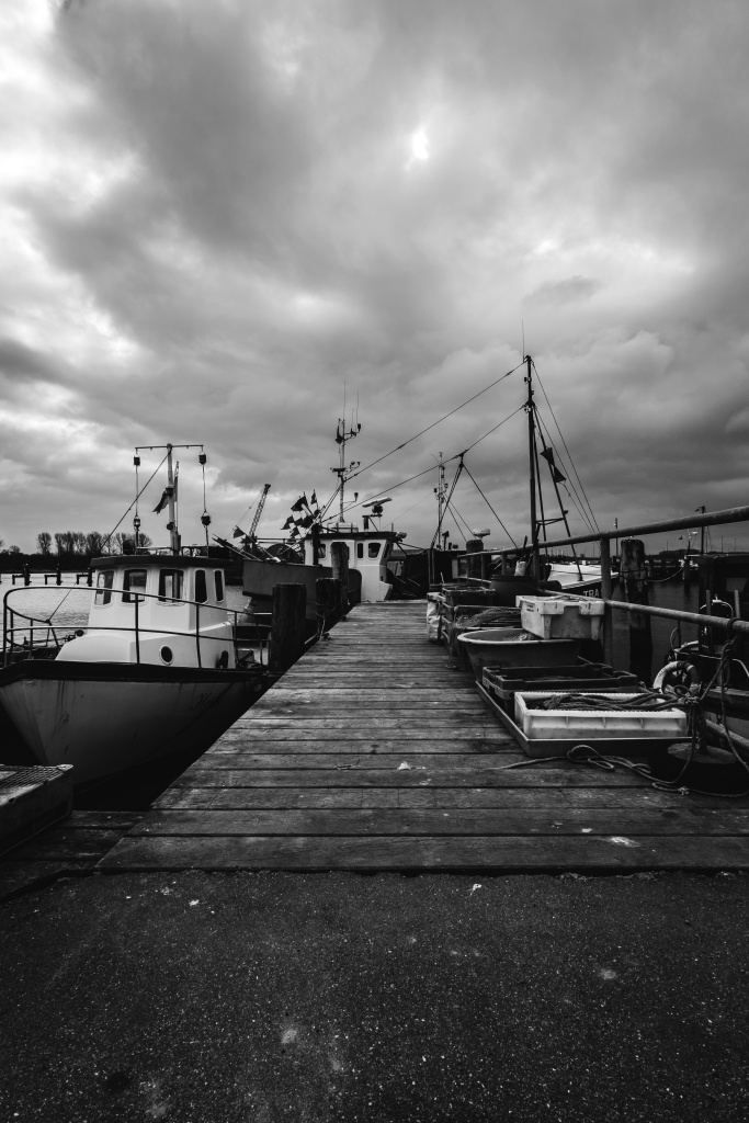 Dunkle Wolken über dem Hafen