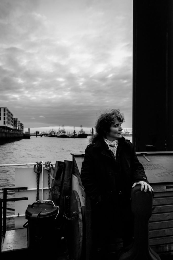Porträtshooting mit der Musikerin Anabel Balcana im Museumshafen Övelgönne