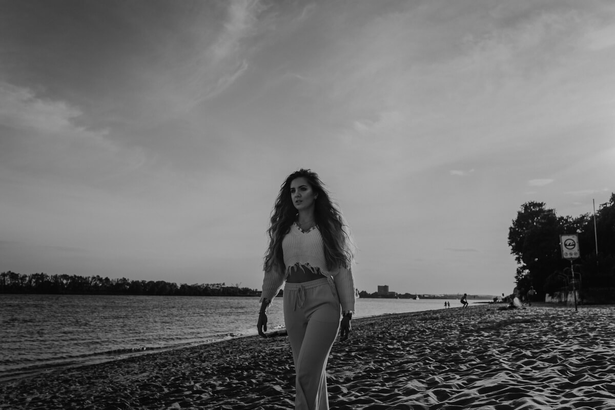 Shooting während der golden hour am Hamburger Elbstrand in schwarzweiß