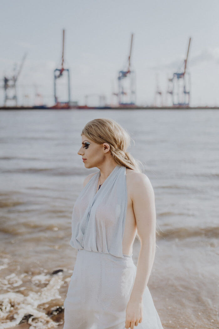 TerriBell beim Fotoshooting am Elbstrand