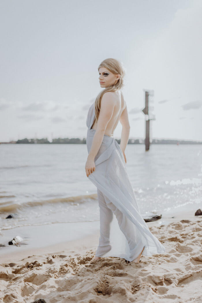 TerriBell beim Fotoshooting am Elbstrand