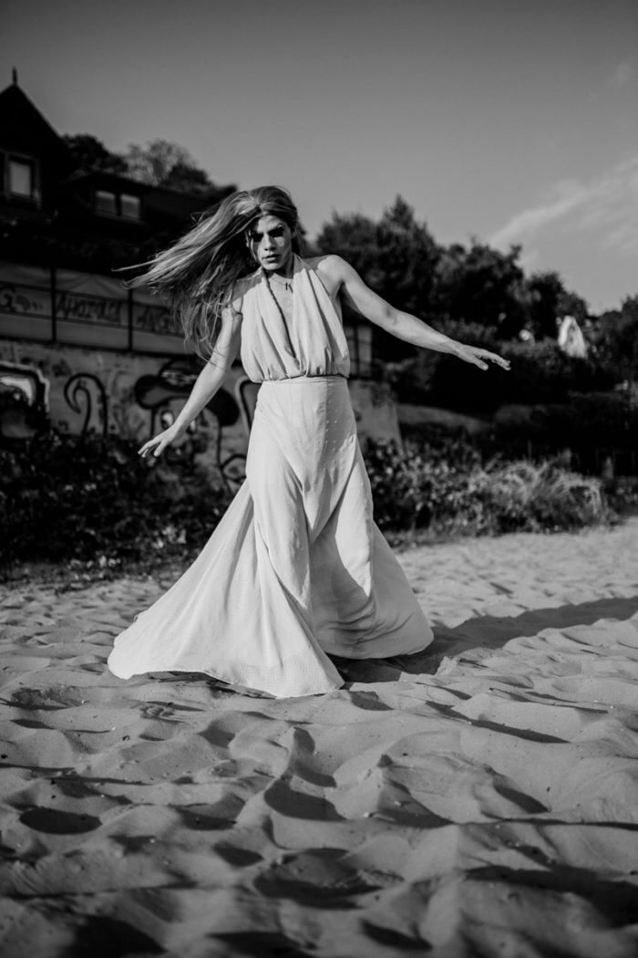 TerriBell beim Fotoshooting am Elbstrand