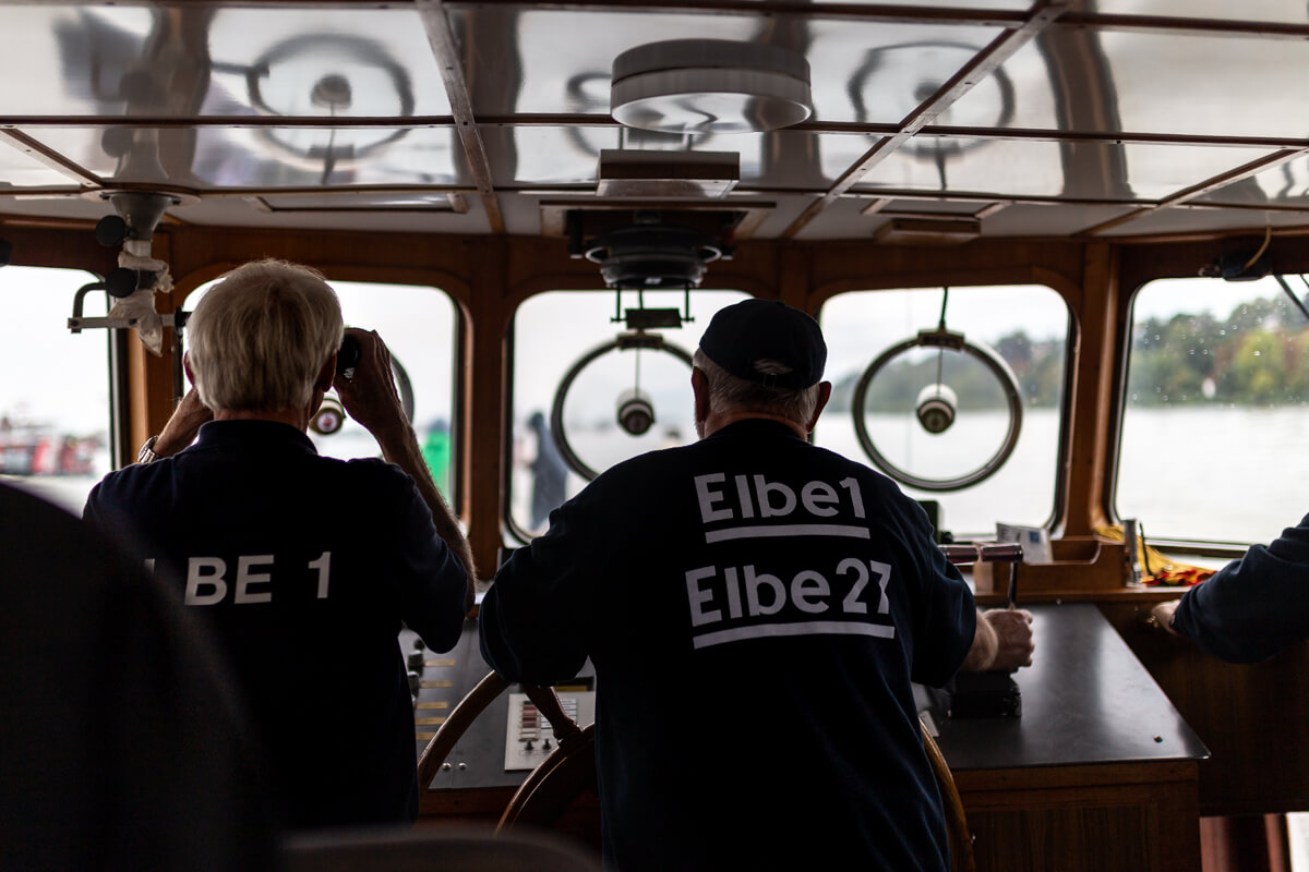 Die Crew der Elbe1 während des Parade der Traditionsschiffe beim Elbfest 2018
