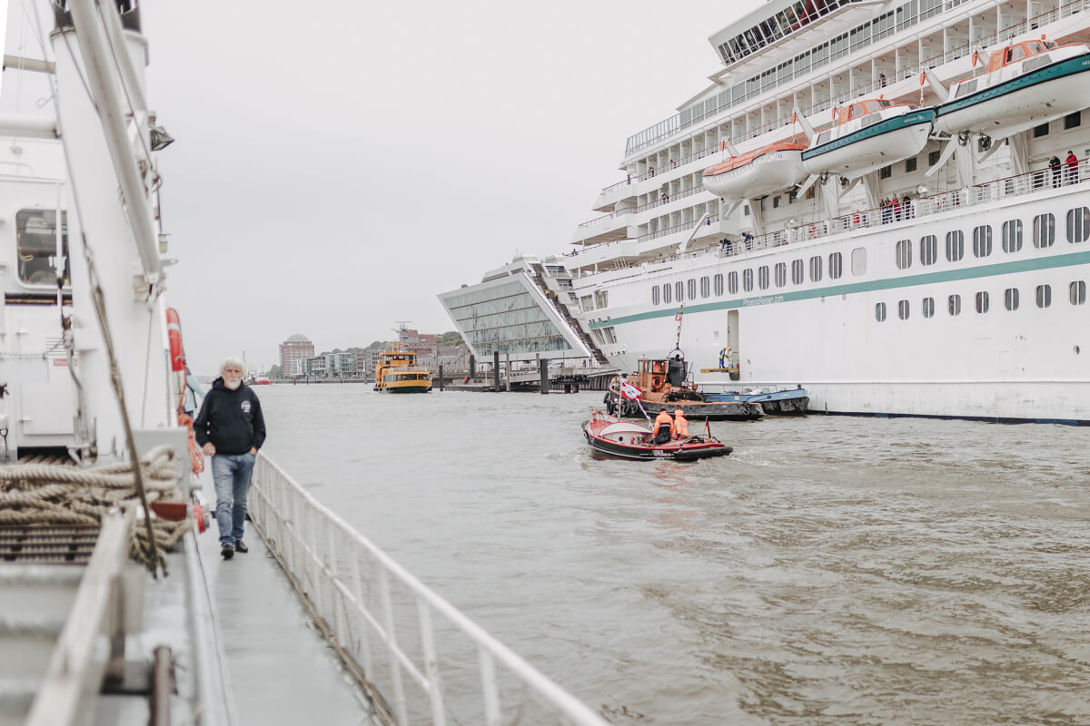 Ausblick vom Deck der Elbe1 Richtung Dockland Fischereihafen und Övelgönne fotografiert beim Elbfest 2018