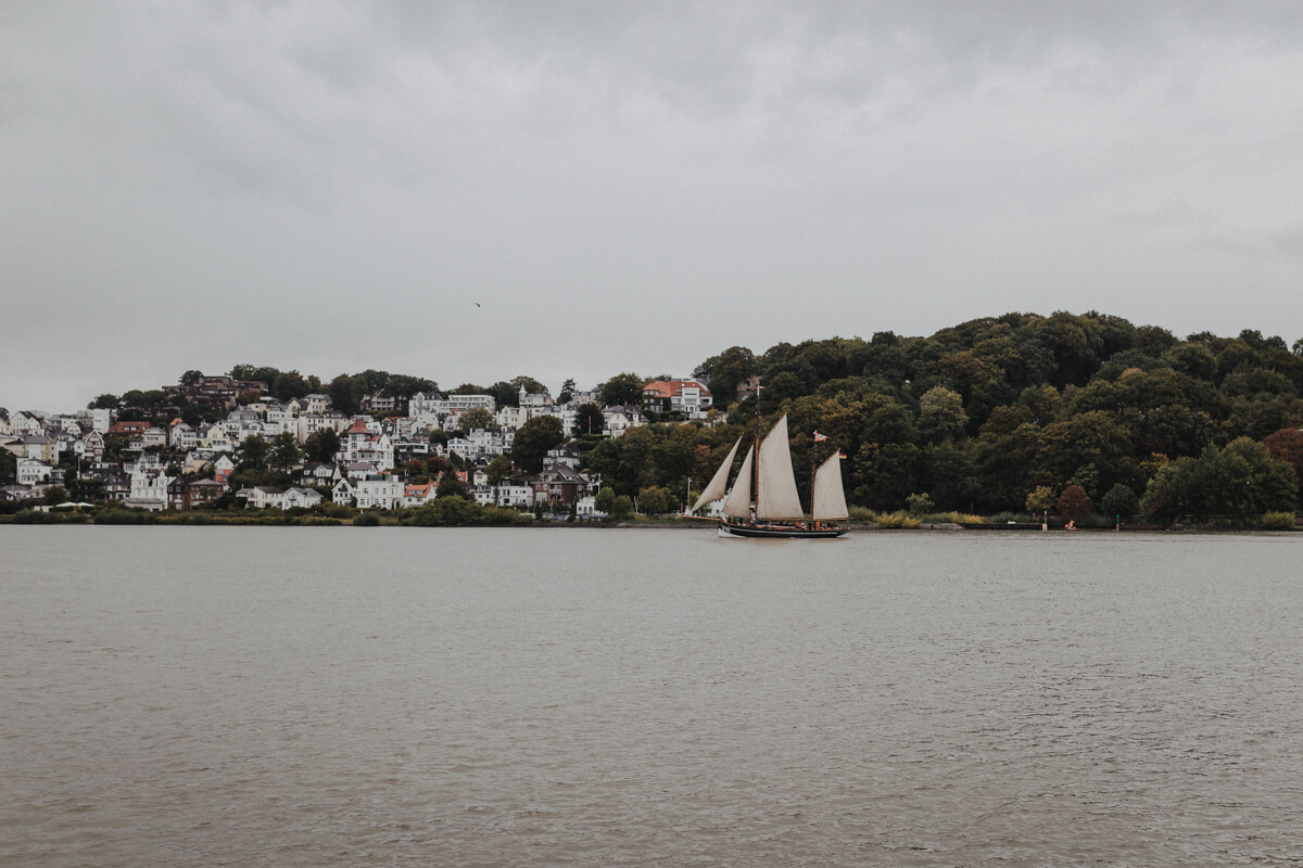 An Bord der Elbe1 während der Parade der Traditionsschiffe beim Elbfest 2018 Ausblick auf Blankenese und HF294 Präsident Freiherr von Maltzahn