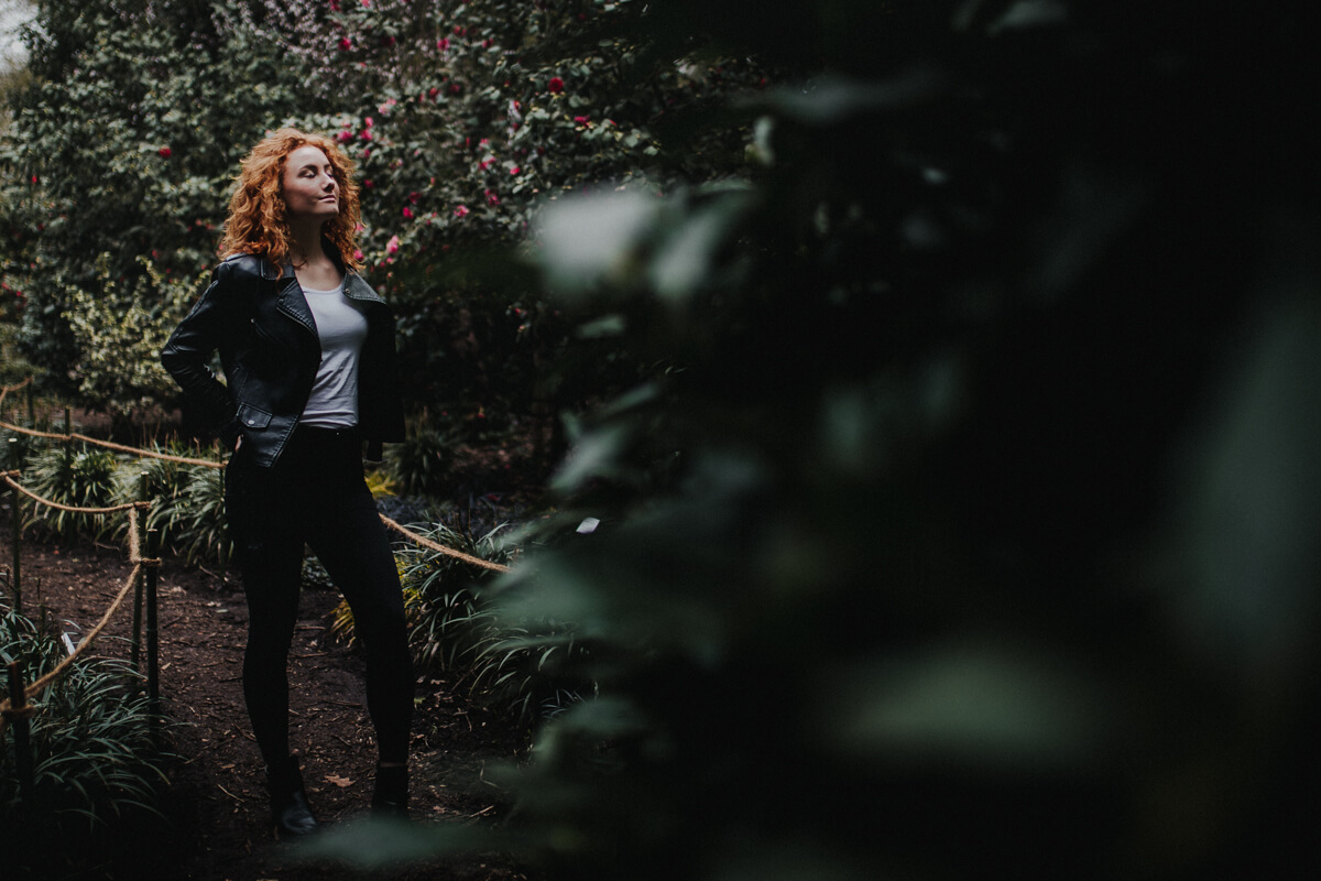Tolles Licht und ein entspanntes Model bei einem Shooting im botanischen Garten