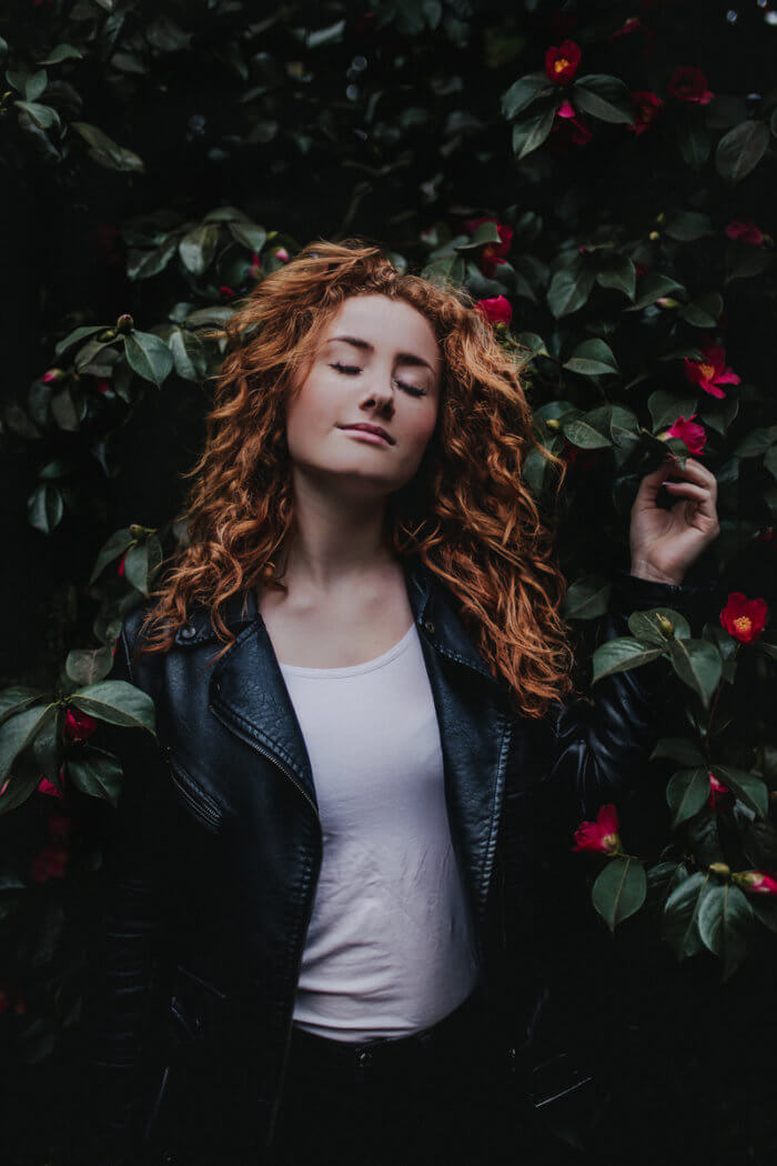 Tolles Licht und ein entspanntes Model bei einem Porträtshooting im botanischen Garten in Klein Flottbek