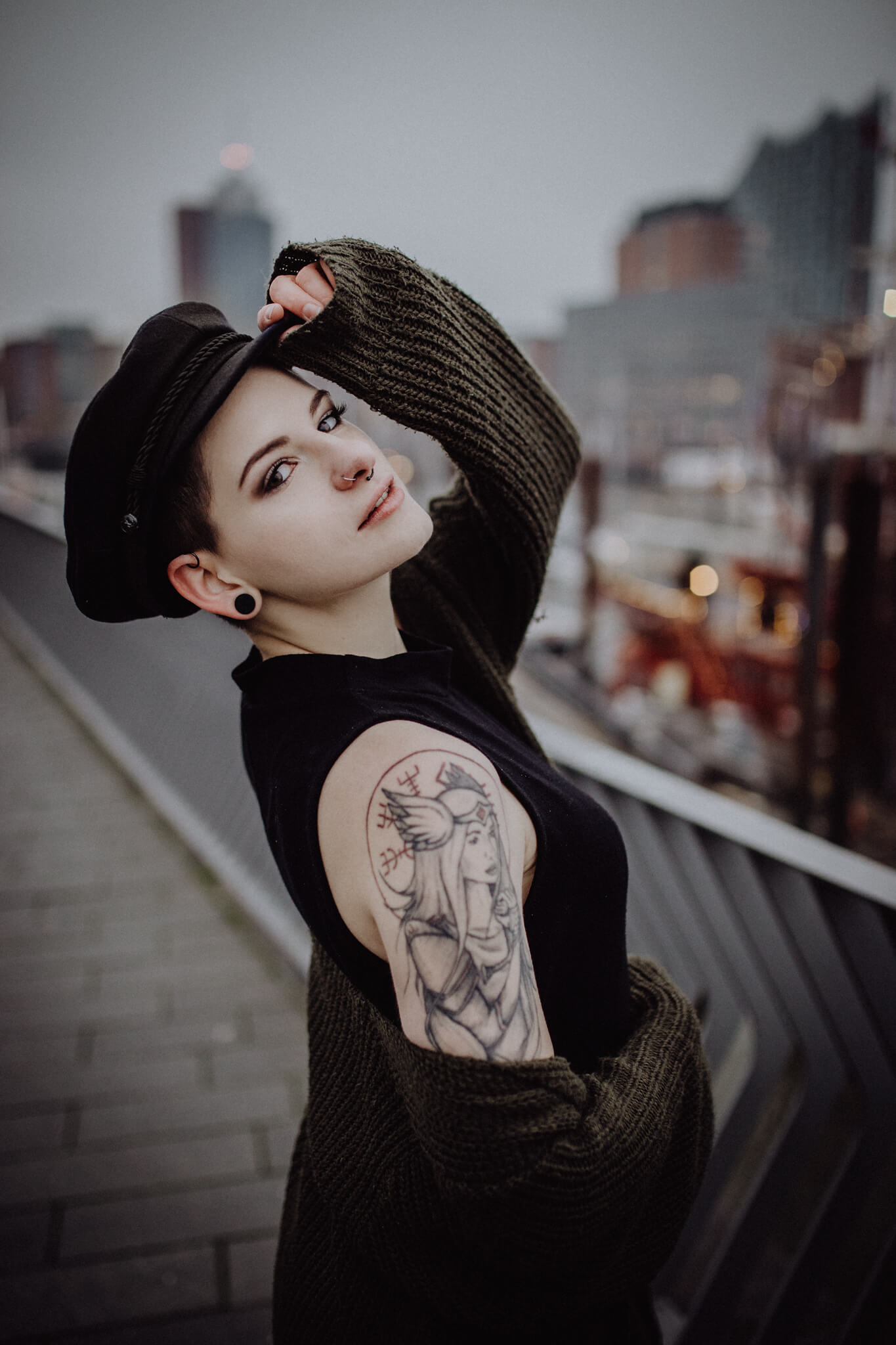 Die Schiffermütze Elbsegler als Accessoire beim Portraitshooting Hamburger Hafen