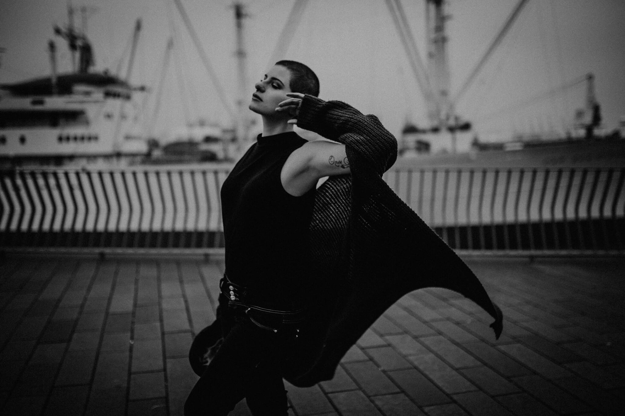 Schwarzweiß Aufnahme vom Portraitshooting Hamburger Hafen