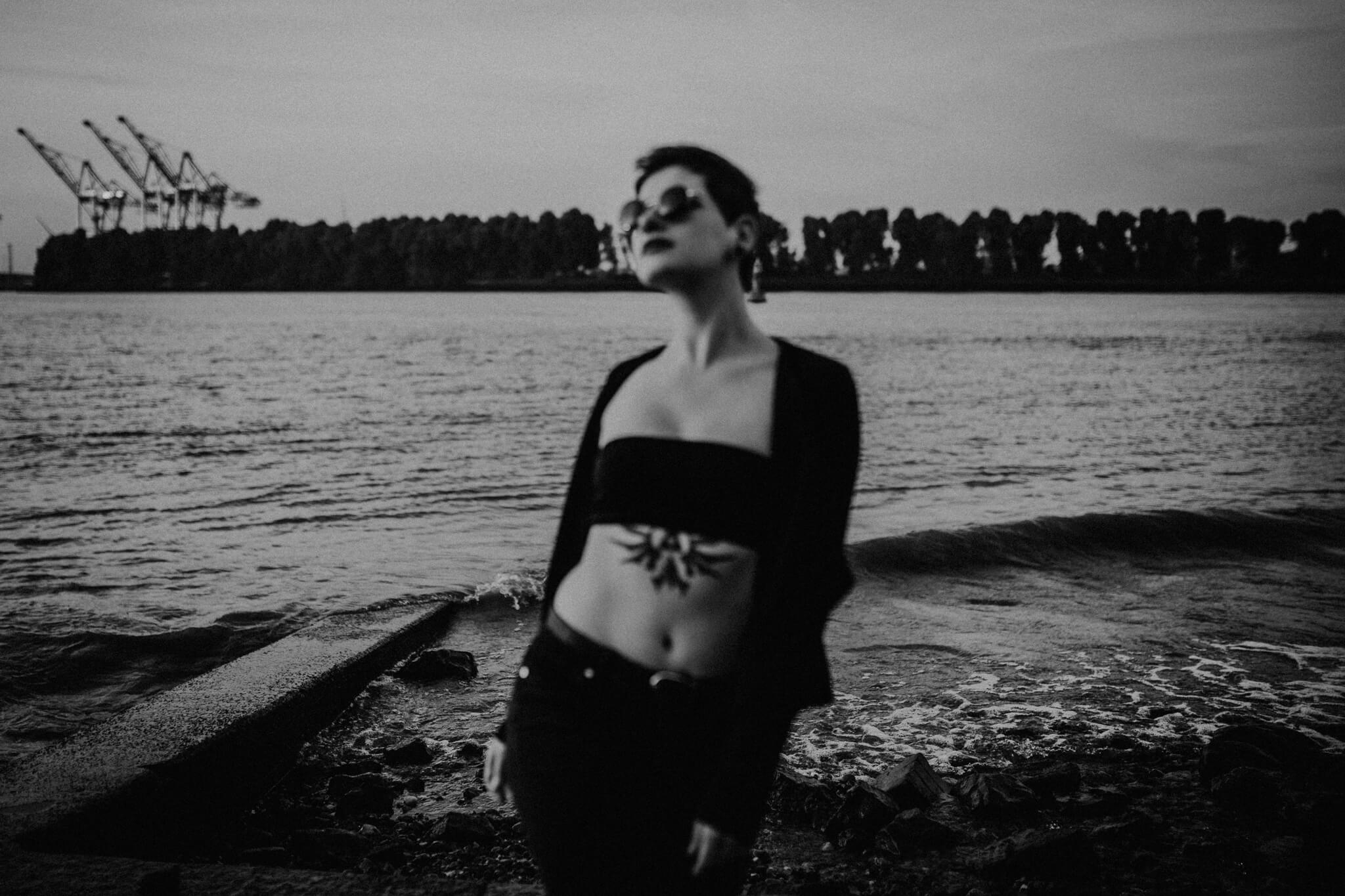 Ein entspanntes Model beim Porträtshooting am Elbstrand 
